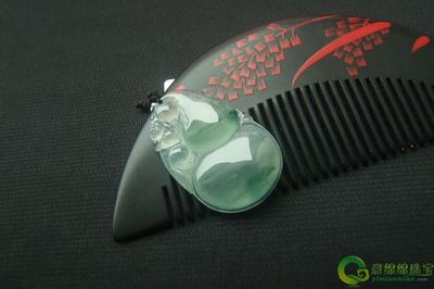 梳云掠月,梳云掠月 明眸善睐意思